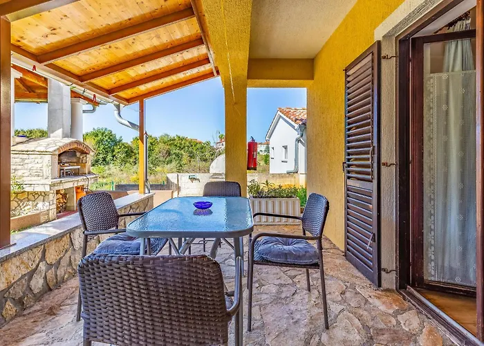 Lovely Apartment In Pula With Kitchen